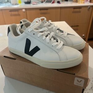 VEJA Women’s tennis shoes size 39